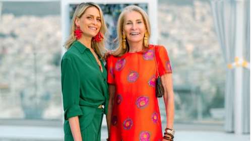 Κομψές αριστοκράτισσες στον Λυκαβηττό η Μπλάτνικ και η Μαρί Μπλανς - Το crop top της κόρης και η μαμά με Louis Vuitton