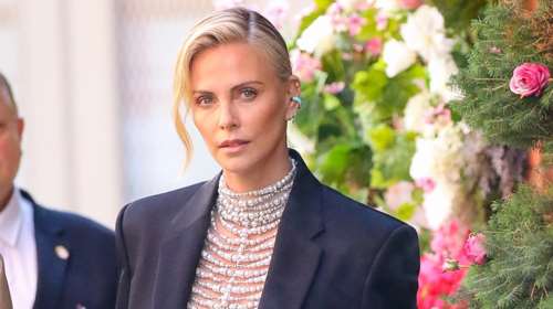 Σαρλίζ Θερόν: Πανύψηλη και εκθαμβωτική με σιθρού τοπ - κόσμημα με πέρλες και κρύσταλλα και φλατ σανδάλια