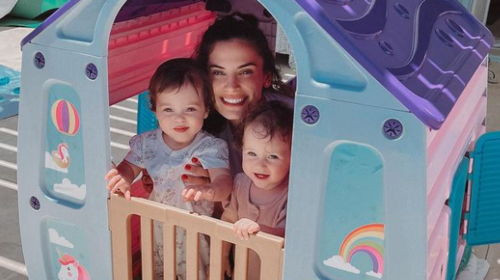 Αριάνα και Φιλίππα Τανιμανίδη: Πανέμορφες στη Μύκονο με τη μαμά τους Χριστίνα Μπόμπα