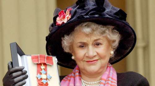 Πέθανε στα 95 της χρόνια η βραβευμένη ηθοποιός Τζόαν Πλάουραϊτ