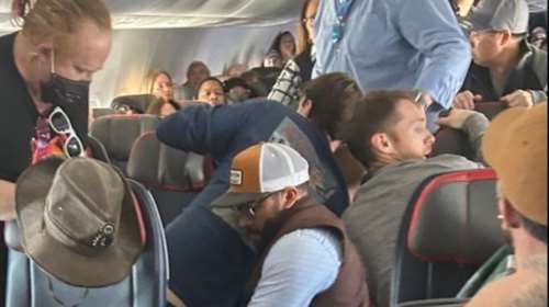ΗΠΑ: Τρόμος στον αέρα - Επιβάτης επιχείρησε να ανοίξει την πόρτα του αεροσκάφους την ώρα της πτήσης [Βίντεο]