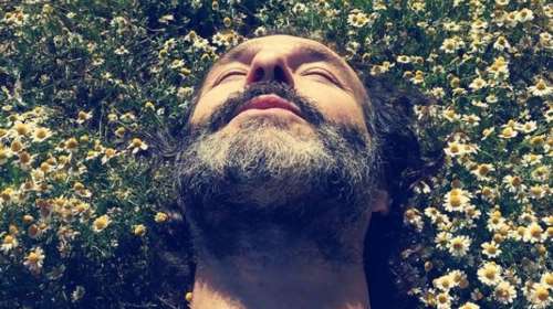 Viral πάλι ο Θανάσης Ευθυμιάδης: Σκαλίζει για πατάτες και στέλνει... κοινωνικό μήνυμα