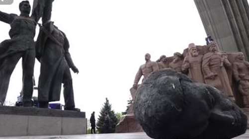 Οι Ουκρανοί ρίχνουν σοβιετικά αγάλματα, σύμβολα της άλλοτε ρωσο-ουκρανικής φιλίας [Βίντεο]