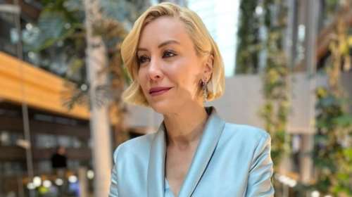 Αντριάνα Παρασκευοπούλου: Η κομψή εμφάνιση με 3 piece suit και nude γόβες στο Ευρωκοινοβούλιο