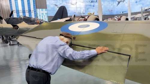 Συγκίνηση: O βετεράνος πιλότος Διογένης Χαρλαύτης &quot;υποκλίνεται&quot; στο ελληνικό Spitfire