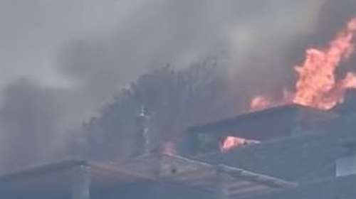 Φωτιά στην Τζια: Oι φλόγες έφτασαν στα σπίτια - Κόβουν την ανάσα βίντεο από τη μάχη της Πυροσβεστικής