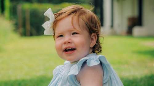 Μακρυμαλλούσα σαν τη μαμά της η πριγκίπισσα Λίλιμπετ: &quot;Σε λίγο καιρό θα κάθεται πάνω στα μαλλιά της&quot;