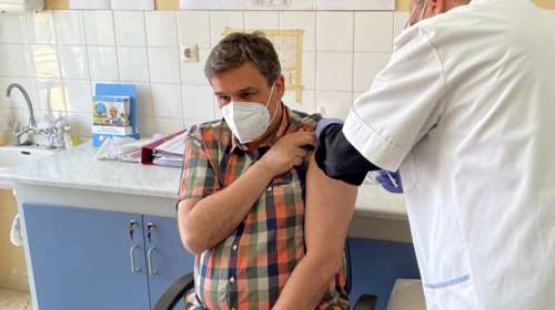 Ο Ανδρέας Ξανθός (ΣΥΡΙΖΑ) εμβολιάστηκε με Astrazeneca &quot;χωρίς επιφυλάξεις και υποσημειώσεις&quot; [εικόνα]