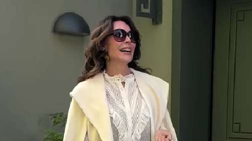 Τατιάνα Στεφανίδου: Το quite luxury πρωινό look της με off white κάπα, ψηλές μπότες και την αγαπημένη της Dior saddle bag