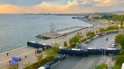 Γκάφα Μυλόπουλου: Ο πρύτανης του ΣΥΡΙΖΑ κατήγγειλε... αστυνομοκρατία με φωτογραφία κλούβες από τη ΔΕΘ επί Τσίπρα