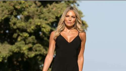 Ιωάννα Μαλέσκου: Με νέο look στα μαλλιά και μίνι δαντελένιο φόρεμα φωτογραφίζεται με τη νέα ομάδα της [Εικόνες]