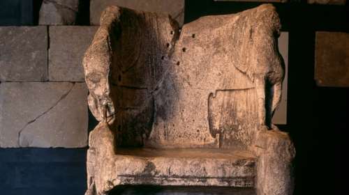 Μυτιλήνη: Ο θρόνος του Ποτάμωνα, από το αρχαίο θέατρο της Μυτιλήνης, θρόνος του μητροπολίτη στη δεύτερη Ανάσταση