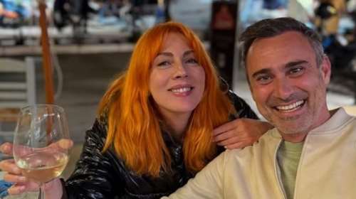 Στην Αίγινα η Σμαράγδα Καρύδη: Για μπακαλιάρο με τον Γιώργο Καπουτζίδη