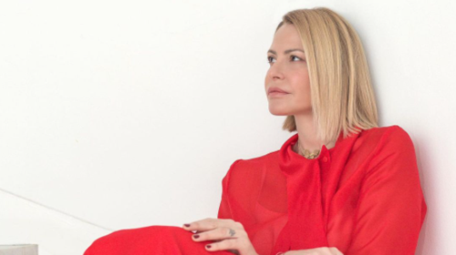 Η Τζένη Μπαλατσινού με look Αγίου Βαλεντίνου: Το κόκκινο αέρινο φόρεμα που συνδύασε με ροκ ankle boots