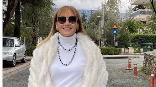 Μάρα Ζαχαρέα: Το αλάνθαστο winter look της στο χιονισμένο σπίτι της - Οι μπότες χιονιού και το ζεστό πανωφόρι