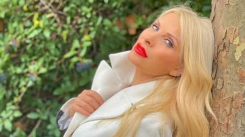 Η Ελένη Μενεγάκη ποζάρει με λευκό παλτό και κόκκινο κραγιόν: Στο σπίτι αλλά...