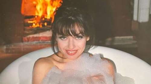 Retro Stories: Η Καίτη Γαρμπή στην μπανιέρα και η ιστορία πίσω από το "Ξυπόλυτη χορεύω"