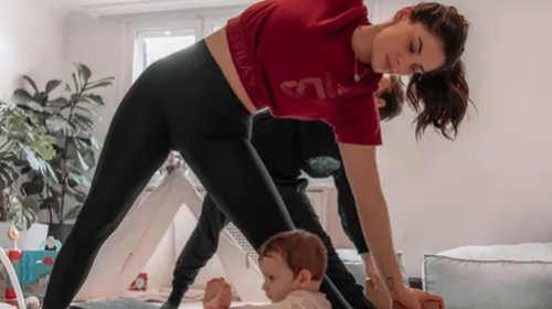 Η Χριστίνα Μπόμπα κάνει γιόγκα και η κόρη της την μιμείται [εικόνες]