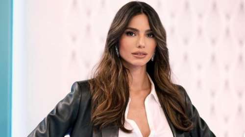 Ταξίδι στην Ελβετία για την Ηλιάνα Παπαγεωργίου: Ποζάρει στα χιόνια με το μπικίνι της, Moon Boots και oversized γούνα