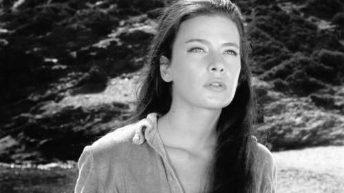 Κι όμως ήταν το φυσικό χρώμα των μαλλιών της: Η Τζένη Καρέζη ξανθιά σε μία σπάνια φωτογραφία