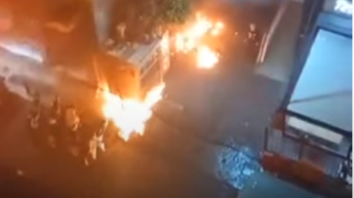 Επίθεση στο Αστυνομικό Τμήμα Ακροπόλεως: Βίντεο με τις φωτιές από τις μολότοφ και το καπνογόνο