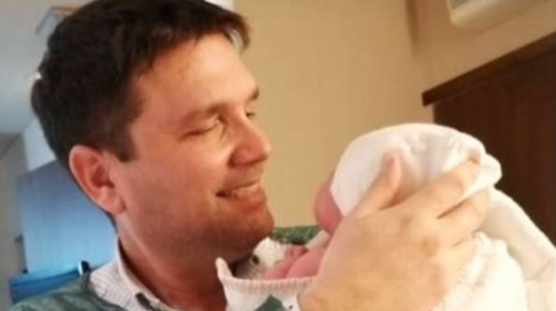 Ντίνος Σιωμόπουλος: Έγινε πατέρας για δεύτερη φορά - Η πρώτη φωτό από το μαιευτήριο