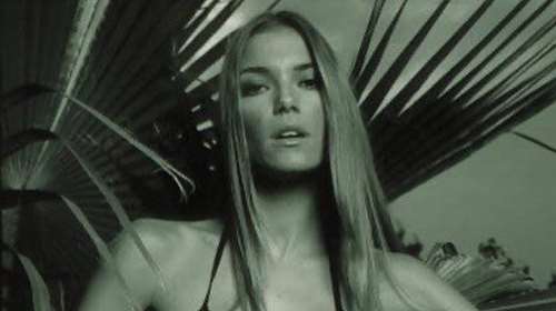 H Βίκυ Καγιά κάνει throwback στην εποχή που πόζαρε έφηβη με κορμί που &quot;κόβει&quot; την ανάσα