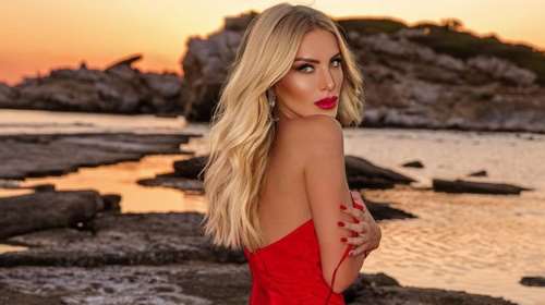 Κατερίνα Καινούργιου: Με κοντό και καστανό μαλλί - Η φωτογραφία της παρουσιάστριας από την παιδική της ηλικία