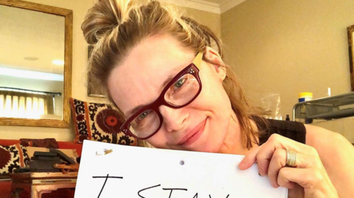 Τι μπλούζα φοράει η Μισέλ Φάιφερ σπίτι της και δε την αλλάζει;