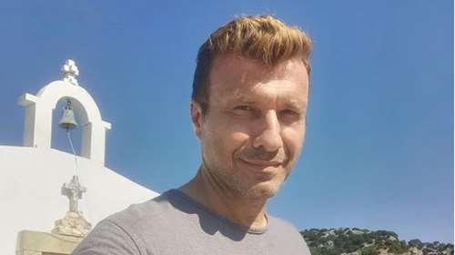 Γιάννης Πλούταρχος: Σπάνια  φωτογραφία με όλη την οικογένειά του - Τη μητέρα, τη σύζυγο, τα παιδιά και τα ανίψια του