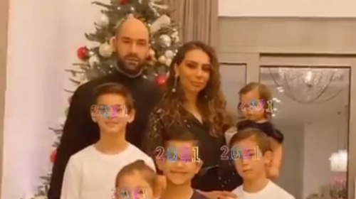 Χοψονίδου - Σπανούλης: Το ασφυκτικά γεμάτο χριστουγεννιάτικο δέντρο με μπάλες, φωτάκια και ζωάκια