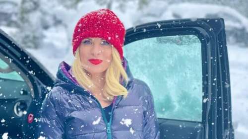 Μαρίνα Παντζοπούλου: Η μικρή κόρη της Μενεγάκη παίζει στα χιόνια με τον σκύλο της