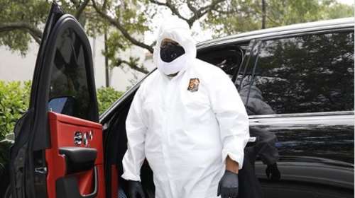 Διάσημος αμερικανός μουσικός παραγωγός εμφανίστηκε στον οδοντίατρο με προστατευτική στολή!