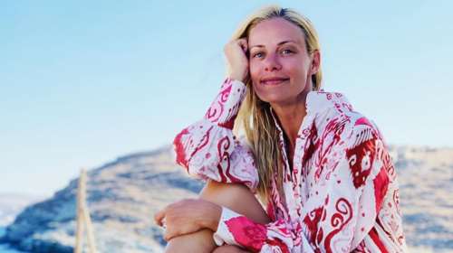 Ζέτα Μακρυπούλια: Ποζάρει με τους γονείς της στη βρύση του χωριού της