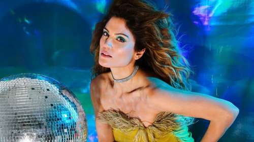 Μαίρη Συνατσάκη: Ποζάρει με μαύρο εφαρμοστό φόρεμα δίπλα στο μίνιμαλ χριστουγεννιάτικο δέντρο [εικόνα]