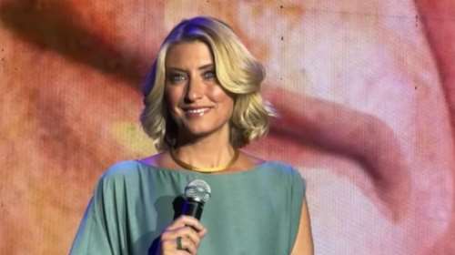 Το ιδανικό office look της Σίας Κοσιώνη: Ο άψογος τρόπος που φόρεσε το καρό παντελόνι σε εκδήλωση