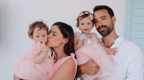Τρυφερός μπαμπάς ο Σάκης Τανιμανίδης: Το βίντεο με τα διδυμάκια Αριάνα και Φιλίππα