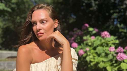 Υβόννη Μπόσνιακ: Το boho look με ονειρεμένο one shoulder καλοκαιρινό φόρεμα