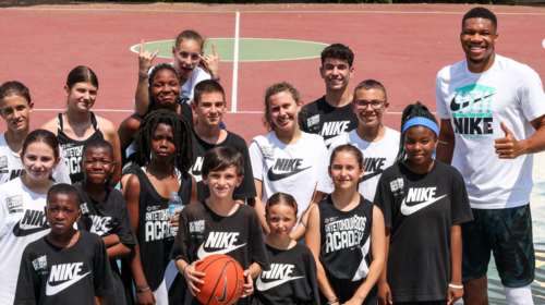 Ο Γιάννης Αντετοκούνμπο γύρισε στα παλιά: &quot;Μια μπάλα, μια μπασκέτα και λίγο ήλιος&quot;- Δίδαξε τα παιδιά της ακαδημίας του