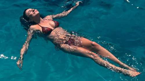 Στην Αντίπαρο η Μαρία Σολωμού: Κόβουν την ανάσα οι φωτογραφίες της με μπικίνι