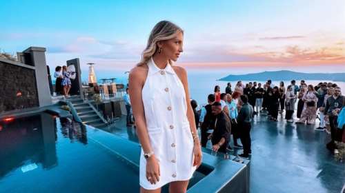 Αθηνά Οικονομάκου: Στη Σαντορίνη με τα πιο εντυπωσιακά πέδιλα Fendi με camva και χρυσές λεπτομέρειες