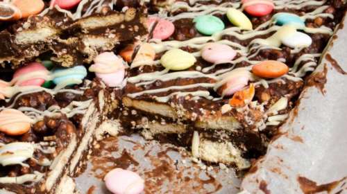 Το ωραιότερο γλυκό ψυγείου - Πανεύκολη συνταγή για μωσαϊκό με πολύχρωμα καραμελάκια