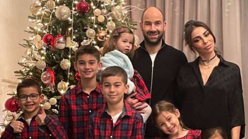 Η οικογένεια Σπανούλη με ασορτί ρούχα - Ποζάρουν μπροστά από το χριστουγεννιάτικο δέντρο