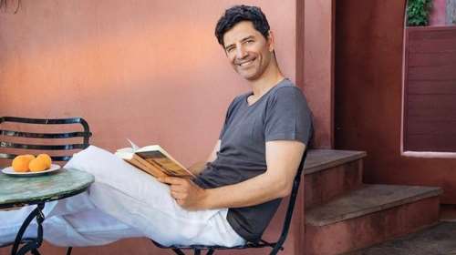 Σάκης Ρουβάς: Μόνος του ξαπλωμένος στη μπανιέρα του σπιτιού του - Η ασπρόμαυρη φωτογραφία