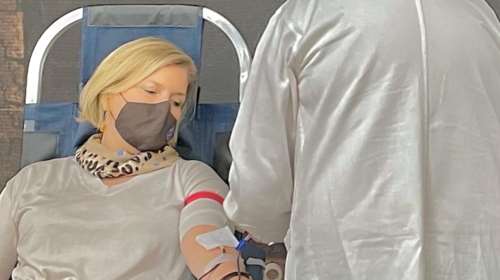 Μίνα Γκάγκα: Έδωσε αίμα μαζί με την οικογένειά της - Το ευχαριστώ στους εθελοντές [εικόνες]