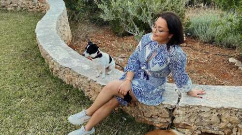 Η Μαριτίνα Ντενίση με στράπλες ολόσωμο μαγιό στην πλαζ