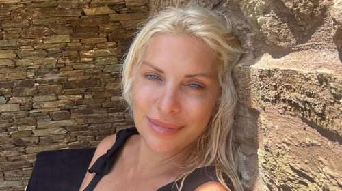 Ελένη Μενεγάκη: Βόλτες με το σκάφος στα τυρκουάζ νερά του Ιονίου - Οι πόζες με ψάθινο καπέλο