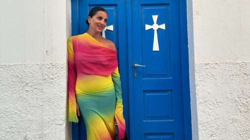 Στην Πάρο η Σταματίνα Τσιμτσιλή: Οι φωτογραφίες από τα σοκάκια και τις παραλίες μαζί με τον γιο της