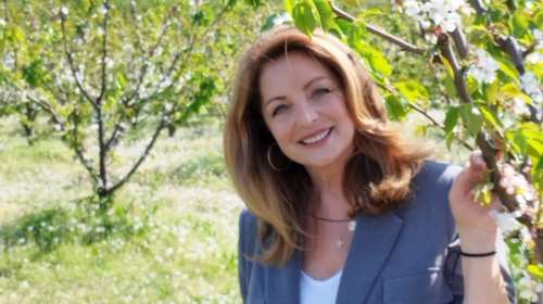 H Άντζελα Γκερέκου έγινε ξανθιά: Το νέο χρώμα μαλλιών που χάρισε λάμψη στο πρόσωπό της