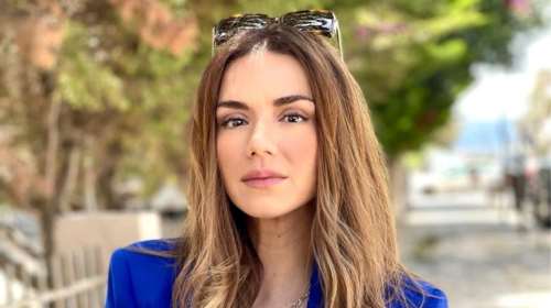 Η Βάσω Λασκαράκη στην cosy κρεβατοκάμαρά της: Η minimal διακόσμηση και η αγάπη στη μονοχρωμία